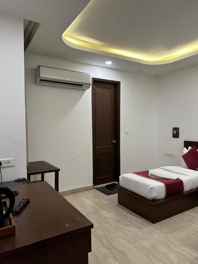 Hotel The Imperio Ню Делхи Екстериор снимка