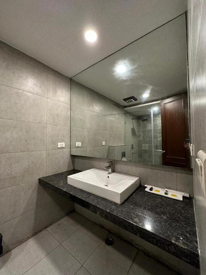 Hotel The Imperio Ню Делхи Екстериор снимка