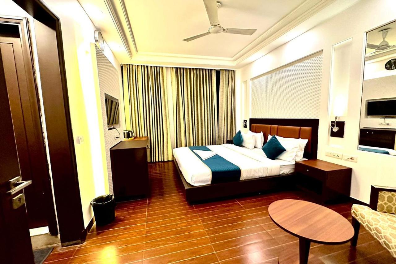 Hotel The Imperio Ню Делхи Екстериор снимка