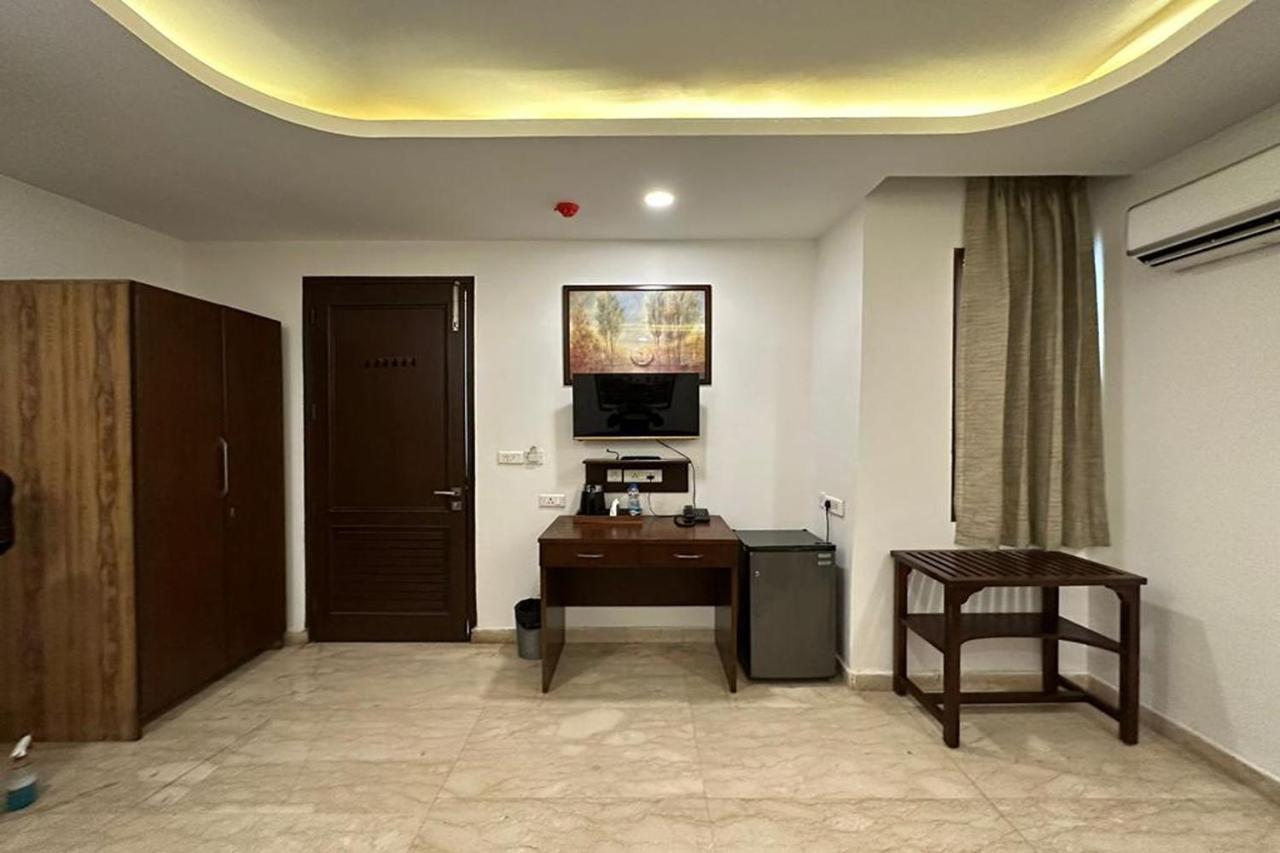 Hotel The Imperio Ню Делхи Екстериор снимка