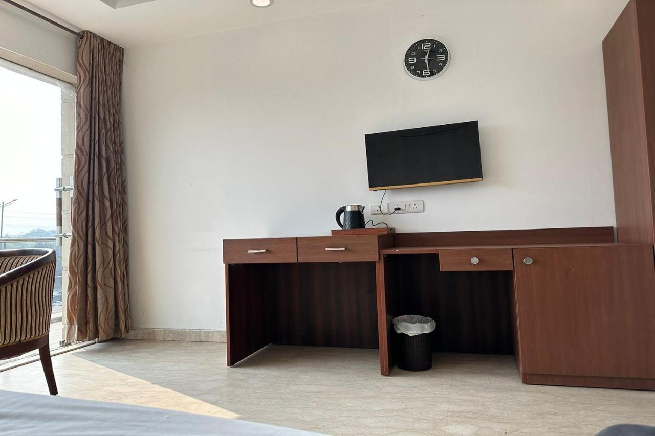 Hotel The Imperio Ню Делхи Екстериор снимка