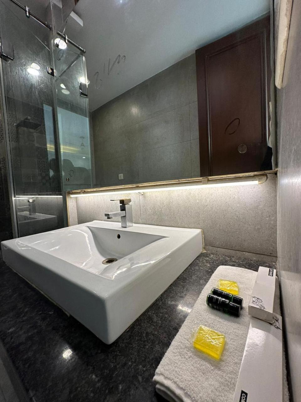Hotel The Imperio Ню Делхи Екстериор снимка